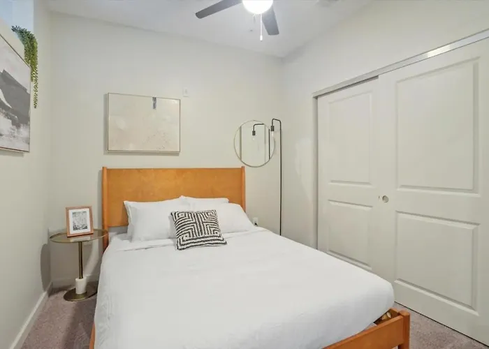 Cozysuites Roomy 1br, Lawrenceville Apartment *